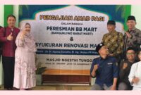 Kepala Subdirektorat Pengabdian pada Masyarakat UMY (gamis dan jilbab pink) bersama perwakilan tim dosen pengabdi dan pengurus PRM Bangunjiwo Barat dalam peresmian BB Mart di Masjid Ngesthi Tunggal, Wonotawang, Bangunjiwo, Kasihan, Bantul, Ahad (25/10/2026)