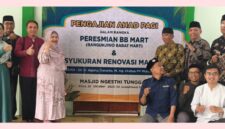 Kepala Subdirektorat Pengabdian pada Masyarakat UMY (gamis dan jilbab pink) bersama perwakilan tim dosen pengabdi dan pengurus PRM Bangunjiwo Barat dalam peresmian BB Mart di Masjid Ngesthi Tunggal, Wonotawang, Bangunjiwo, Kasihan, Bantul, Ahad (25/10/2026)