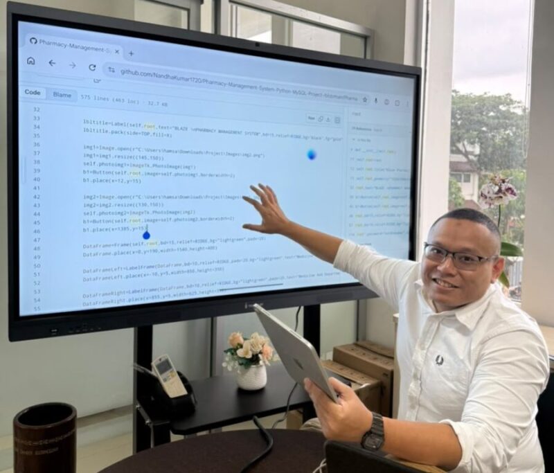 Foto dosen Farmasi UMY yang meraih Peringkat Keempat Dunia pada Topik _Mobile App_ Versi ScholarGPS 2026, Dr. apt. Muhammad Thesa Ghozali, M.Sc.,