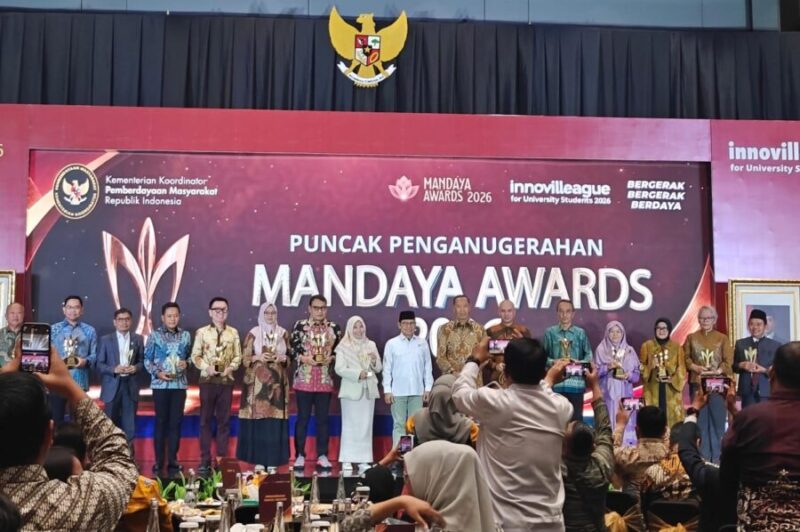 Foto Direktur DRP UMY, apt. RR. Sabtanti Harimurti, S.Si., M.Sc., Ph.D., (jilbab pink keenam dari kiri foto) menerima tropi Juara 2 Mandaya Awards 2026